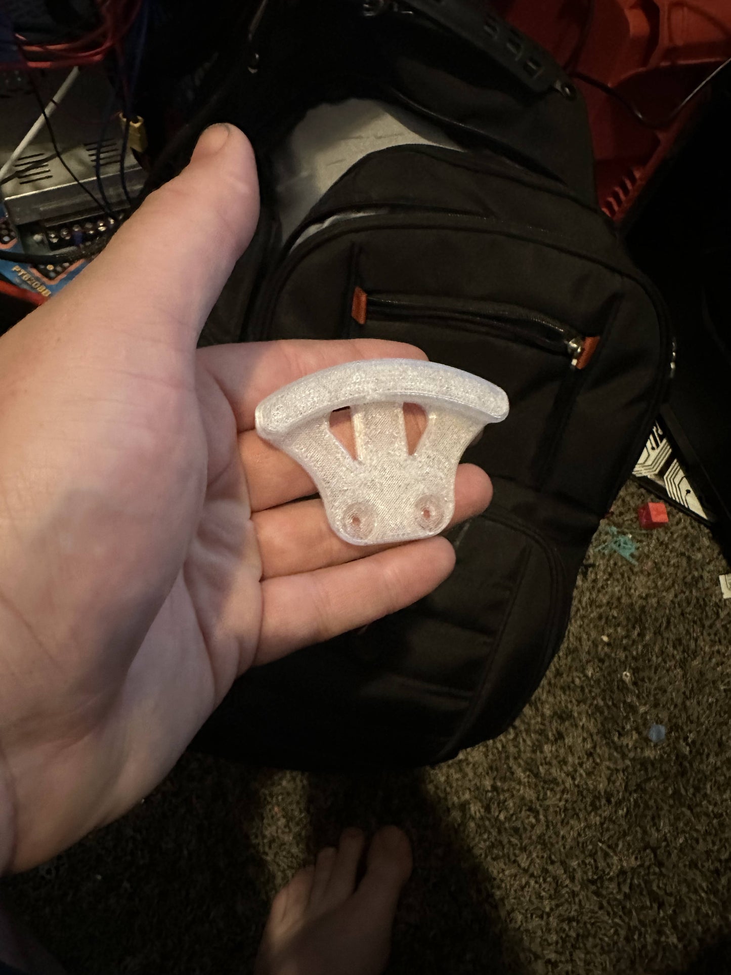 Disc golf wall hanger